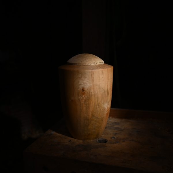Handgedrechselte Urne, Urne aus Holz, Urnen für Asche, Natürliche Urne kaufen, Einzigartige Urne ,Urne Holz handgemacht, Urne für Erwachsene, Holzurne Unikat, Würdige Urne für Asche, Holzurne für Beisetzung, Urne Naturholz, Urne mit besonderem Design, Elegante Urne aus Holz, Rustikale Urne, Urne aus edlem Holz, Kunstvolle Urne, Urnen für letzte Ruhe, Urne mit natürlicher Maserung, Urne für Erinnerung, Urne aus nachhaltigem Holz, TwinWood, Jonathan Hilger, Jan-Peter Hilger, Urne Drechseln