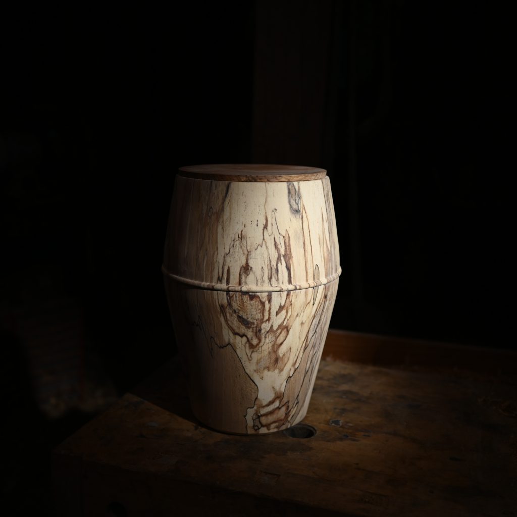 Handgedrechselte Urne, Urne aus Holz, Urnen für Asche, Natürliche Urne kaufen, Einzigartige Urne ,Urne Holz handgemacht, Urne für Erwachsene, Holzurne Unikat, Würdige Urne für Asche, Holzurne für Beisetzung, Urne Naturholz, Urne mit besonderem Design, Elegante Urne aus Holz, Rustikale Urne, Urne aus edlem Holz, Kunstvolle Urne, Urnen für letzte Ruhe, Urne mit natürlicher Maserung, Urne für Erinnerung, Urne aus nachhaltigem Holz, TwinWood, Jonathan Hilger, Jan-Peter Hilger, Urne Drechseln