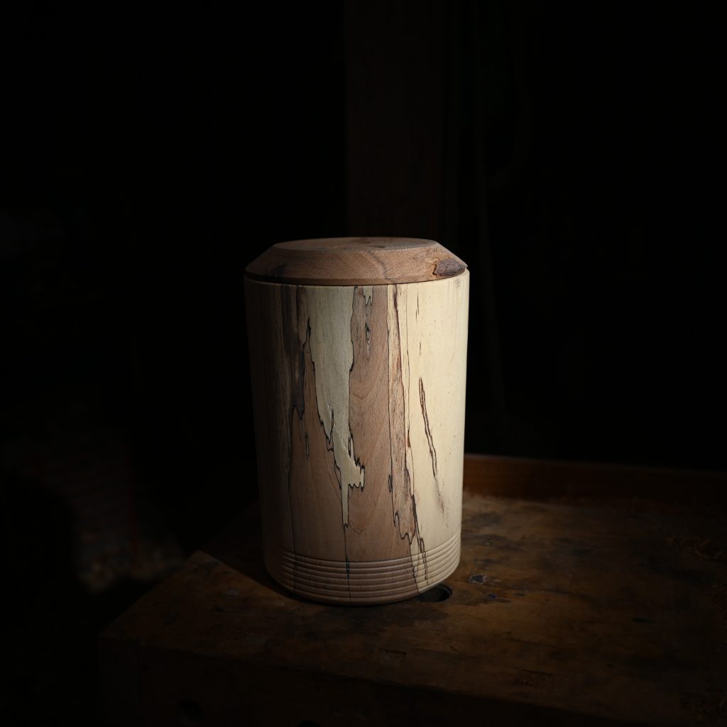 Handgedrechselte Urne, Urne aus Holz, Urnen für Asche, Natürliche Urne kaufen, Einzigartige Urne ,Urne Holz handgemacht, Urne für Erwachsene, Holzurne Unikat, Würdige Urne für Asche, Holzurne für Beisetzung, Urne Naturholz, Urne mit besonderem Design, Elegante Urne aus Holz, Rustikale Urne, Urne aus edlem Holz, Kunstvolle Urne, Urnen für letzte Ruhe, Urne mit natürlicher Maserung, Urne für Erinnerung, Urne aus nachhaltigem Holz, TwinWood, Jonathan Hilger, Jan-Peter Hilger, Urne Drechseln